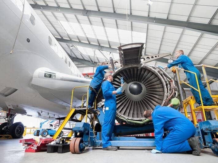 Công nghệ cất cánh: RFID và mã QR trong quản lý công cụ hàng không