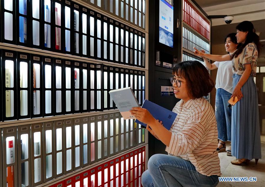 Quản lý thư viện thông minh: RFID cho phép mượn, trả sách tự phục vụ và theo dõi kho sách nhanh chóng.