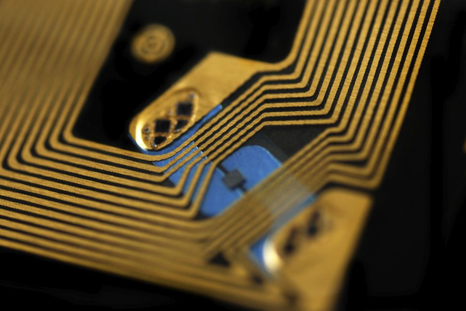 RFID giúp mang lại khả năng giám sát toàn diện trong sản xuất hiện đại như thế nào?